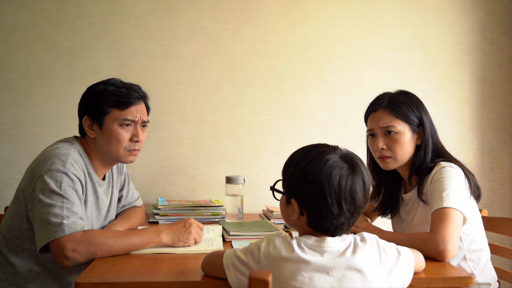 Jimeng 2026 03 05 3769 一个对夫妻看着戴眼镜的孩子，夫妻满脸焦急，人物表情不要太夸张 1024x576